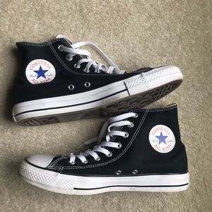 Converse black tennis shoes.  Men’s 7.5. Women’s 9.5